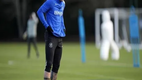 梅西停车遭球迷送糖，签名相赠以示敬意